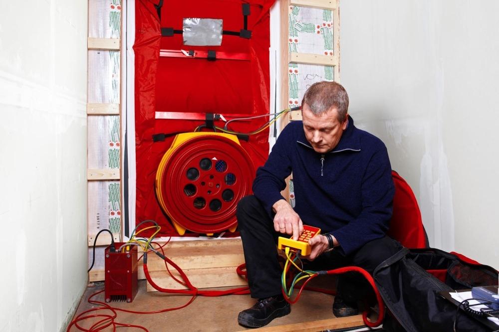 Blower Door gaisa blīvuma testa iekārta koka karkasa mājas durvīs