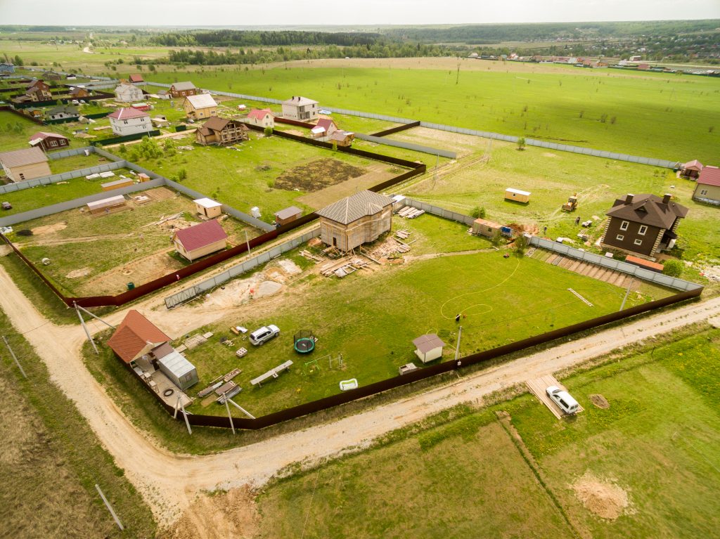 Ciema apbūves vide ar piebraucamo ceļu un inženierkomunikācijām
